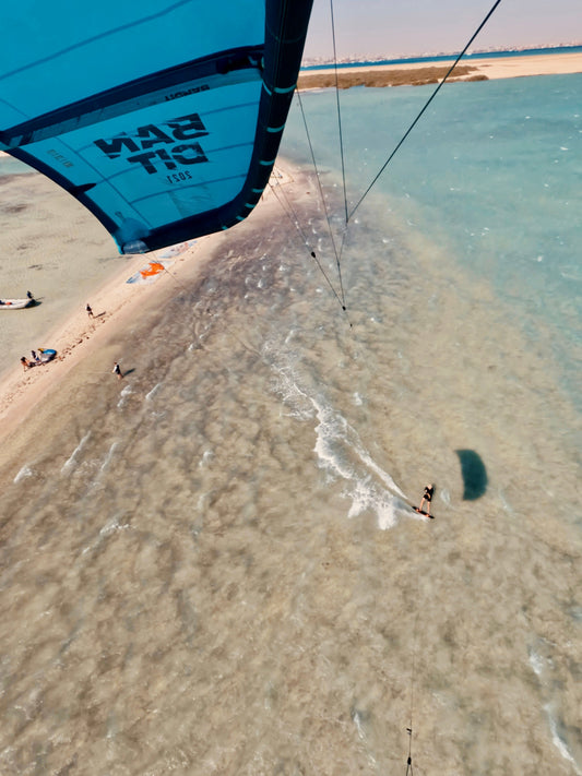 KiteShot V2-camerahouder bevestigd aan de middelste strut van een kite